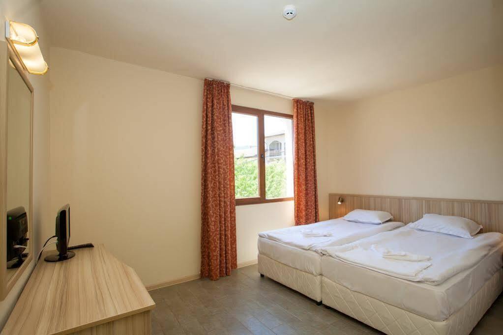 Bisser Hotel - Free Parking - Free Pool Access Balchik Esterno foto